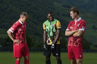 Reto Ziegler, Joël Schmied et Timothy Fayulu posent avec le maillot réalisé par le graphiste martignerain Karim Merzoug.